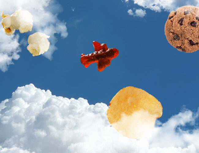 Comida de avião: quando a falta de regulamentação e os ultraprocessados se encontram nas alturas