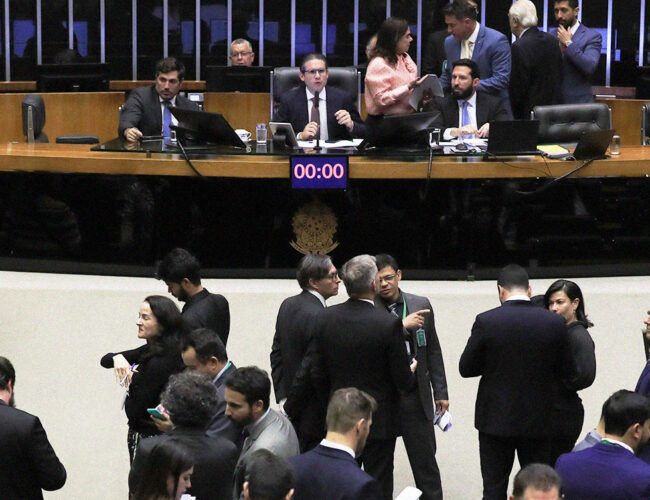 Governo Lula, ano três: distante do povo e do mercado, mas com uma última chance