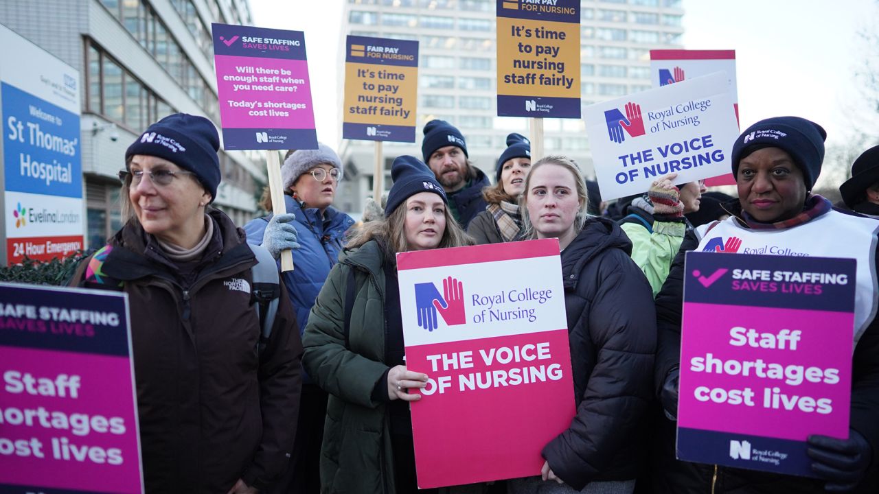 England: Nurses on strike to demand more investment