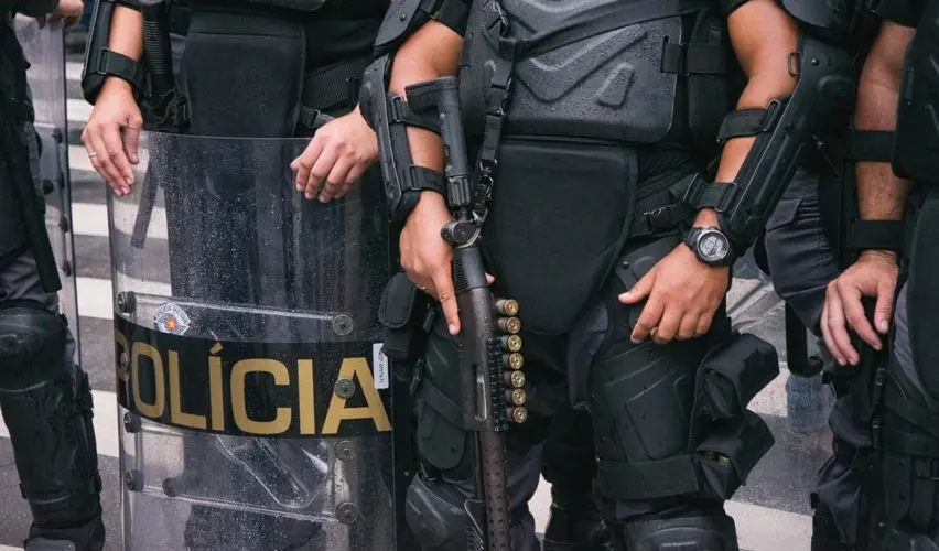 Policiais militares durante atuação em área urbana. Brasil mantém patamar de mais de 6 mil mortes em ações policiais ao ano. Foto: Daniel Arroyo / Ponte Jornalismo